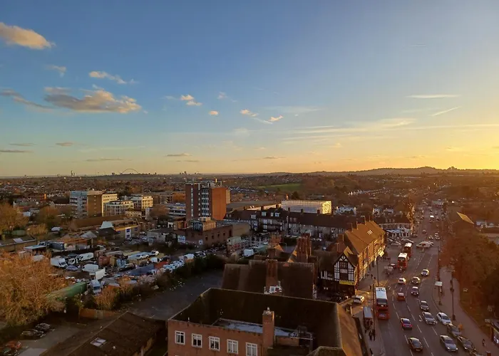 Luxury Apartment With Stunning Views On 10Th Floor
