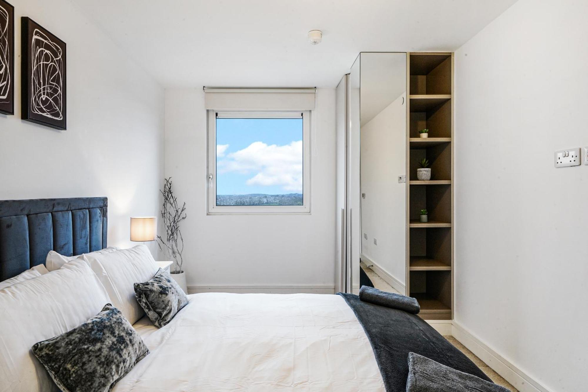 Luxury With Stunning Views On 10th Floor Edgware