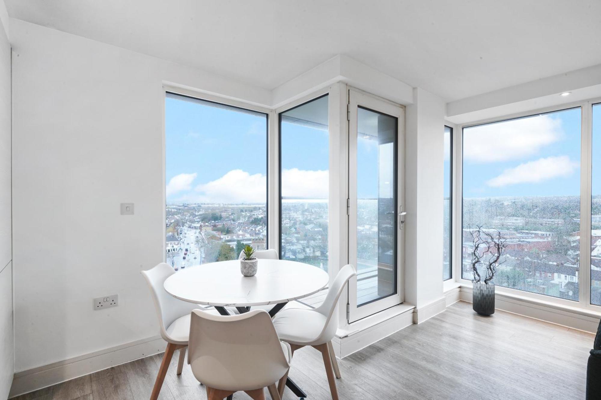 Luxury With Stunning Views On 10th Floor Apartment Edgware